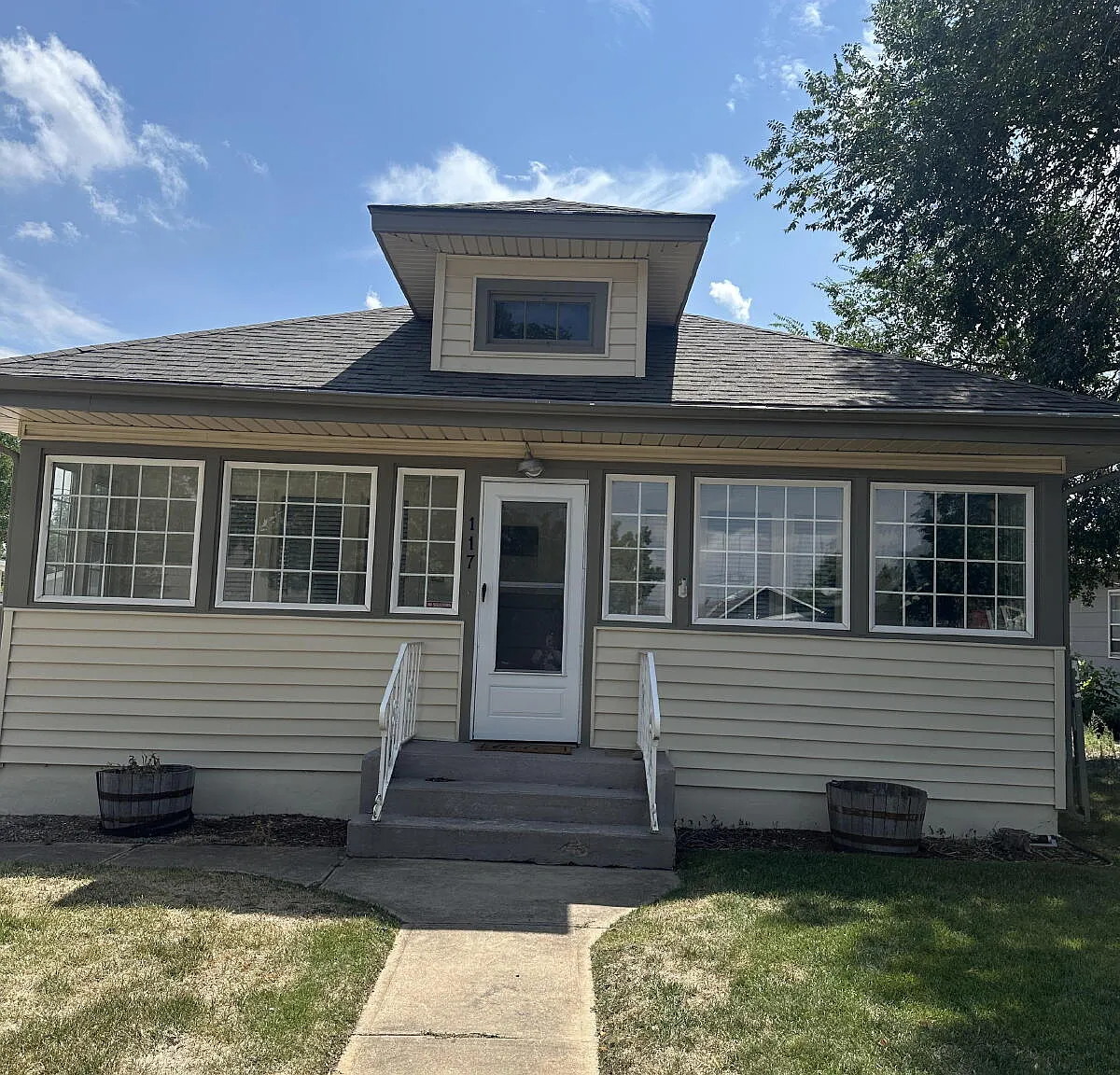 2 bed, 1.0 bath, 945 sqft, $2,050 — Photo 2
