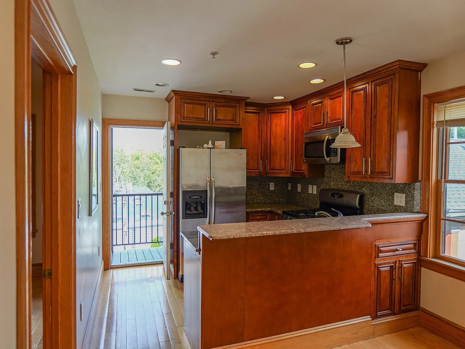 3 bed, 2.0 bath, 1200 sqft, $4,200 — Photo 2
