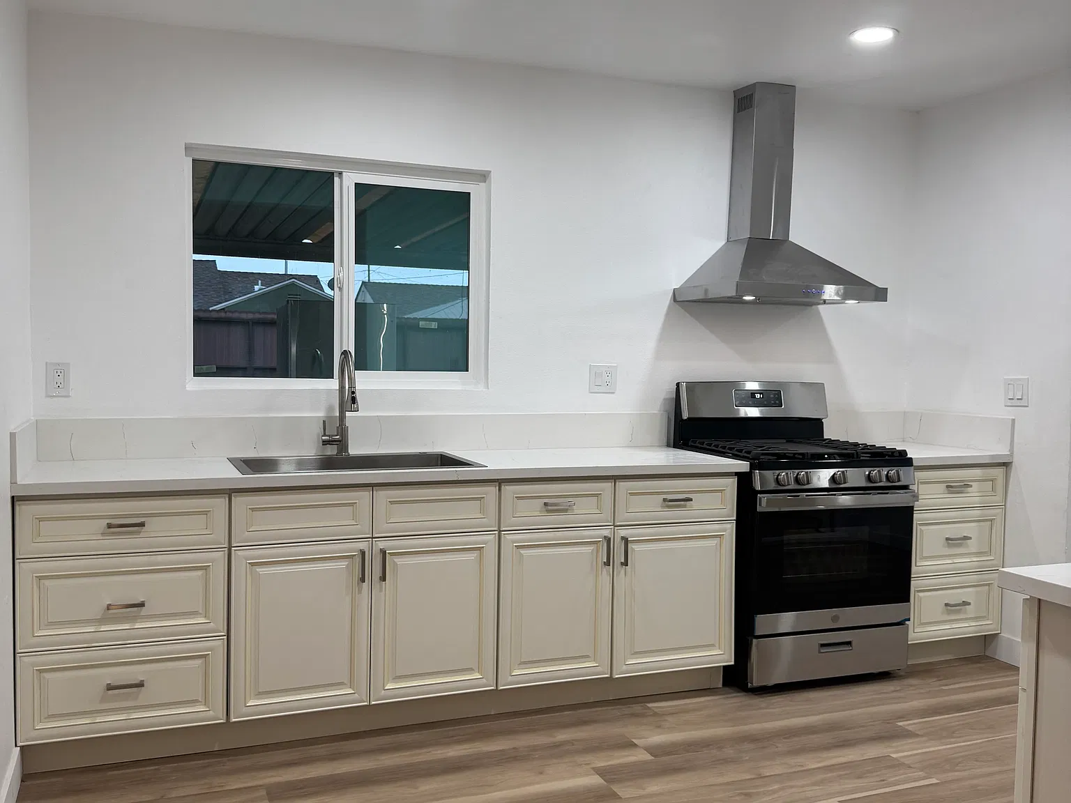 2 bed, 800 sqft, $3,600 — Photo 2