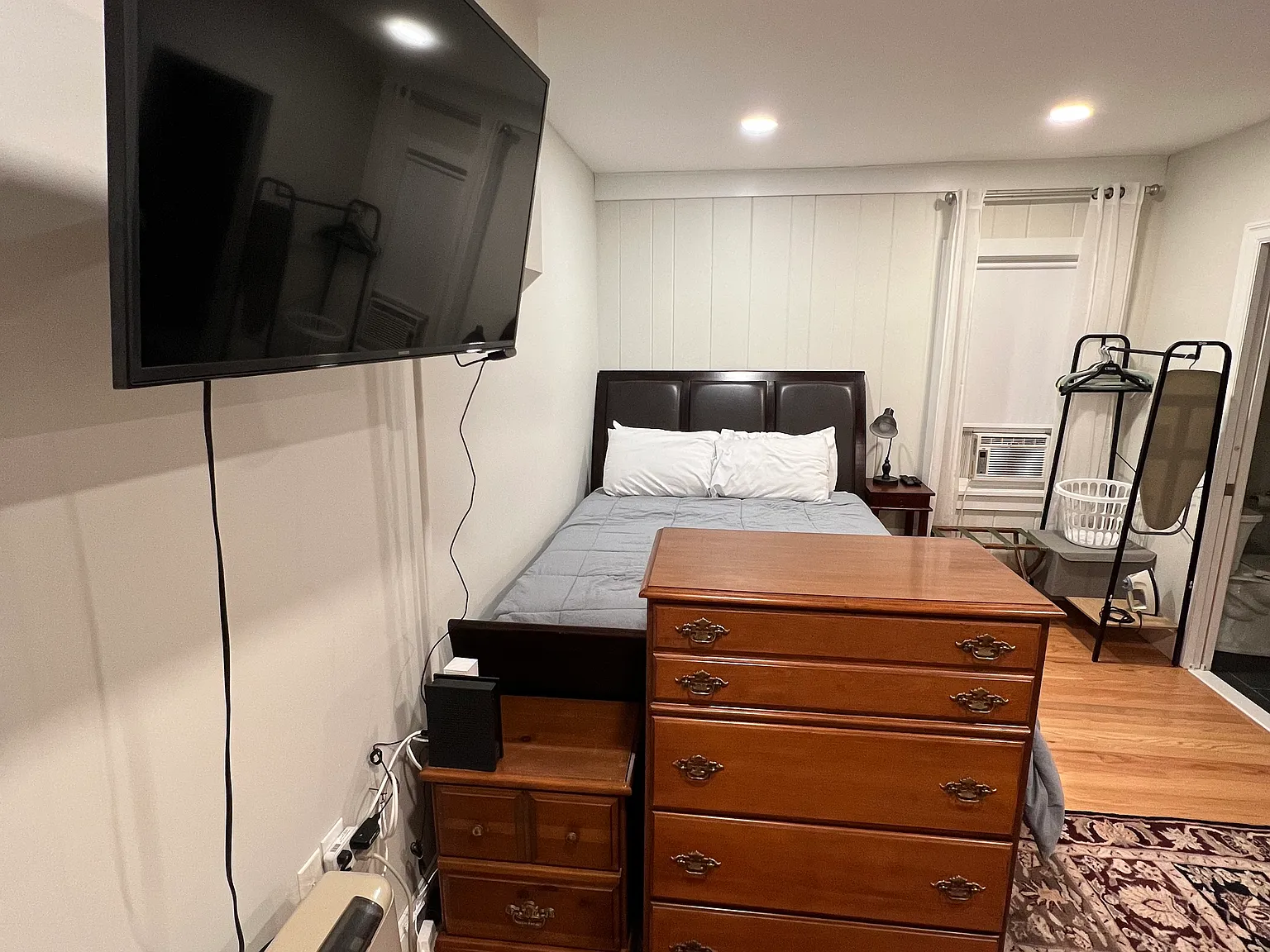 Studio, 300 sqft, $1,200 — Photo 1