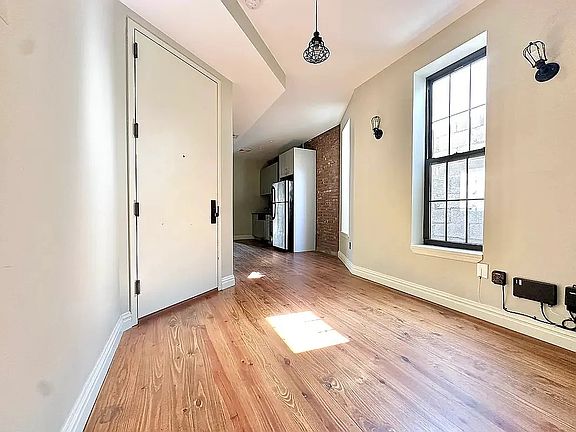 4th image of 73 Jefferson St #2D
