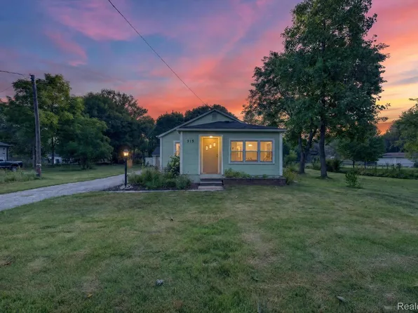 915 Olive St, Oxford, MI 48371