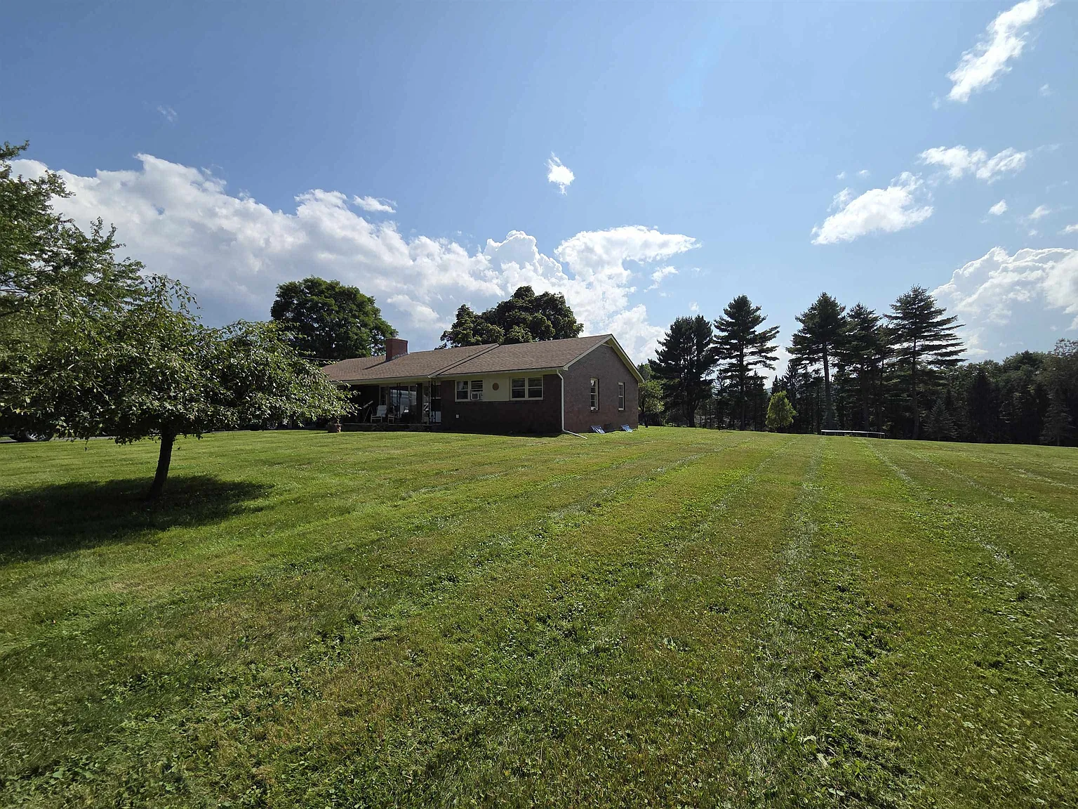 3 bed, 2.0 bath, 1484 sqft, $3,200 — Photo 2