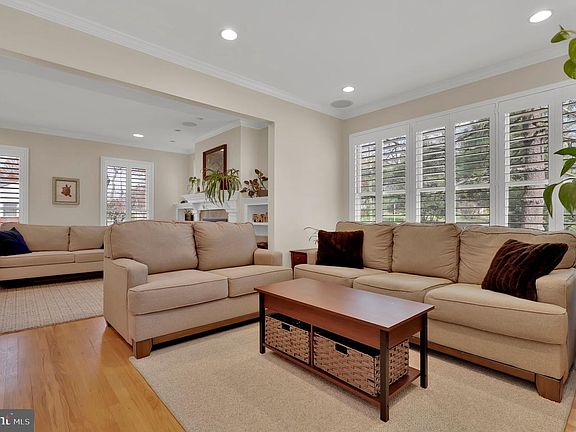 5th image of 2300 Warren Ct