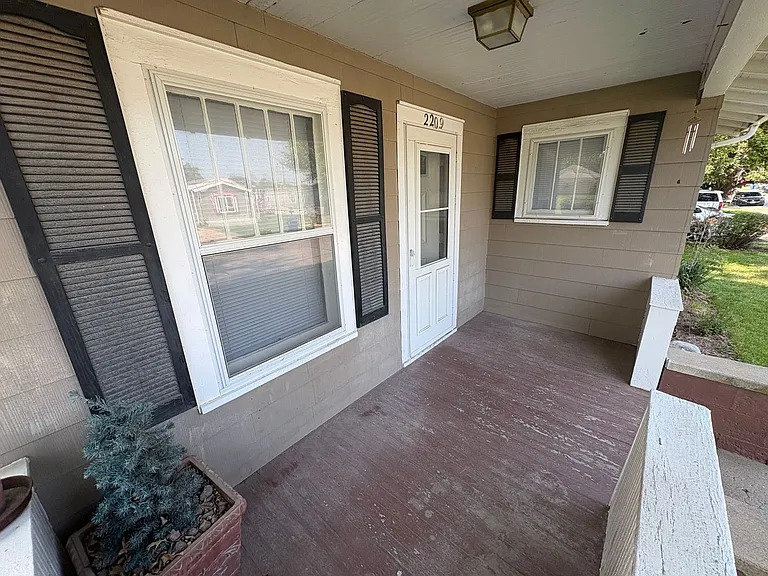 2209 Hawthorne Ave — Photo 38