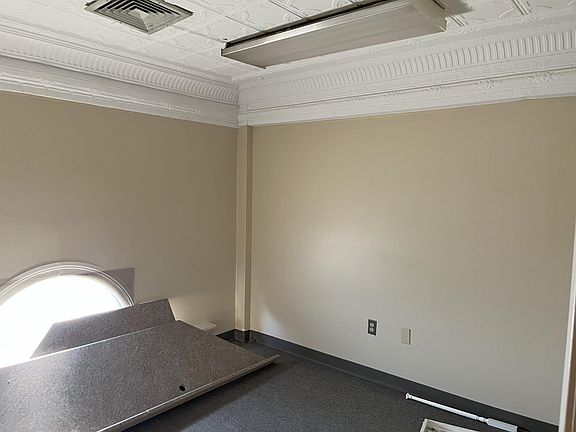 4th image of 991 Main St