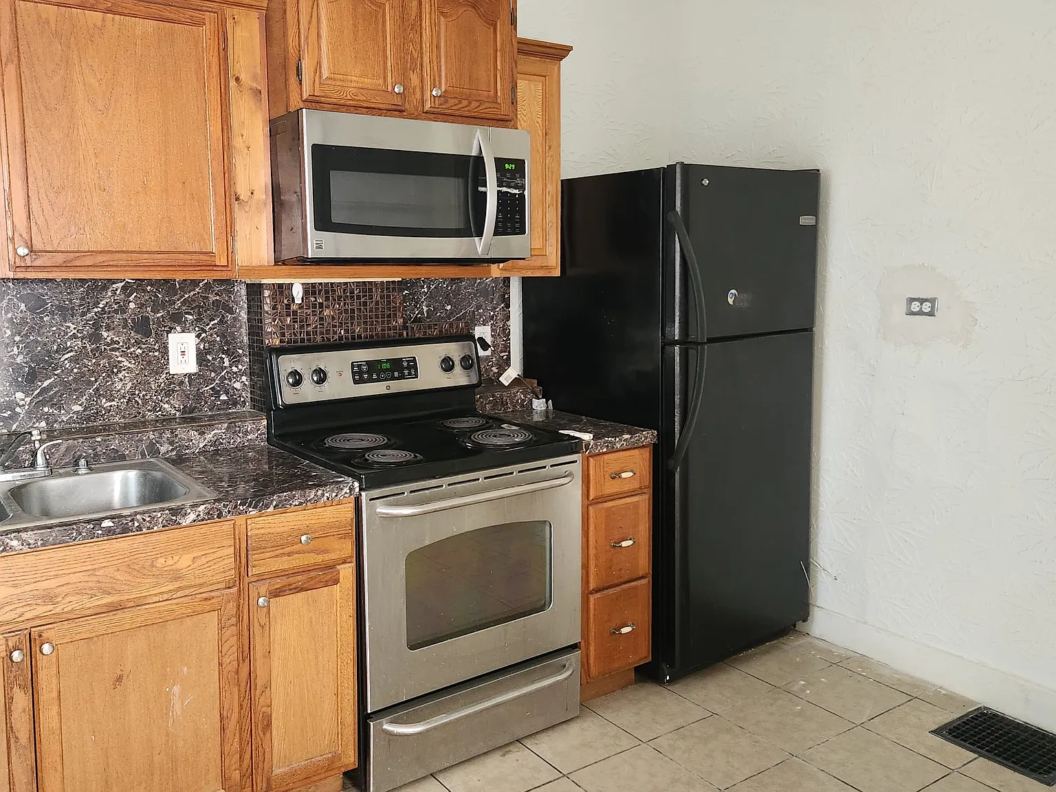 3 bed, 1.5 bath, 1650 sqft, $1,300 — Photo 3