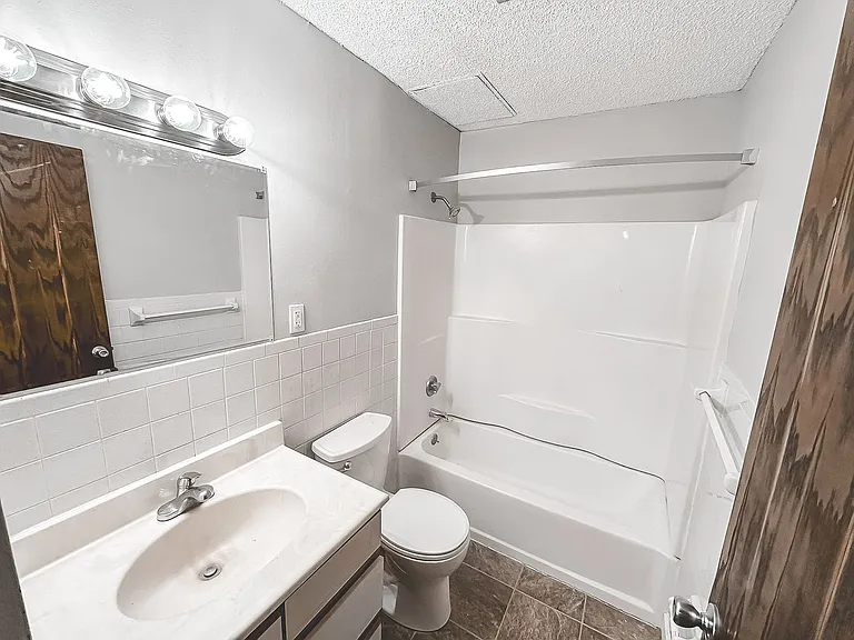 The Groves Apartments — Photo 46