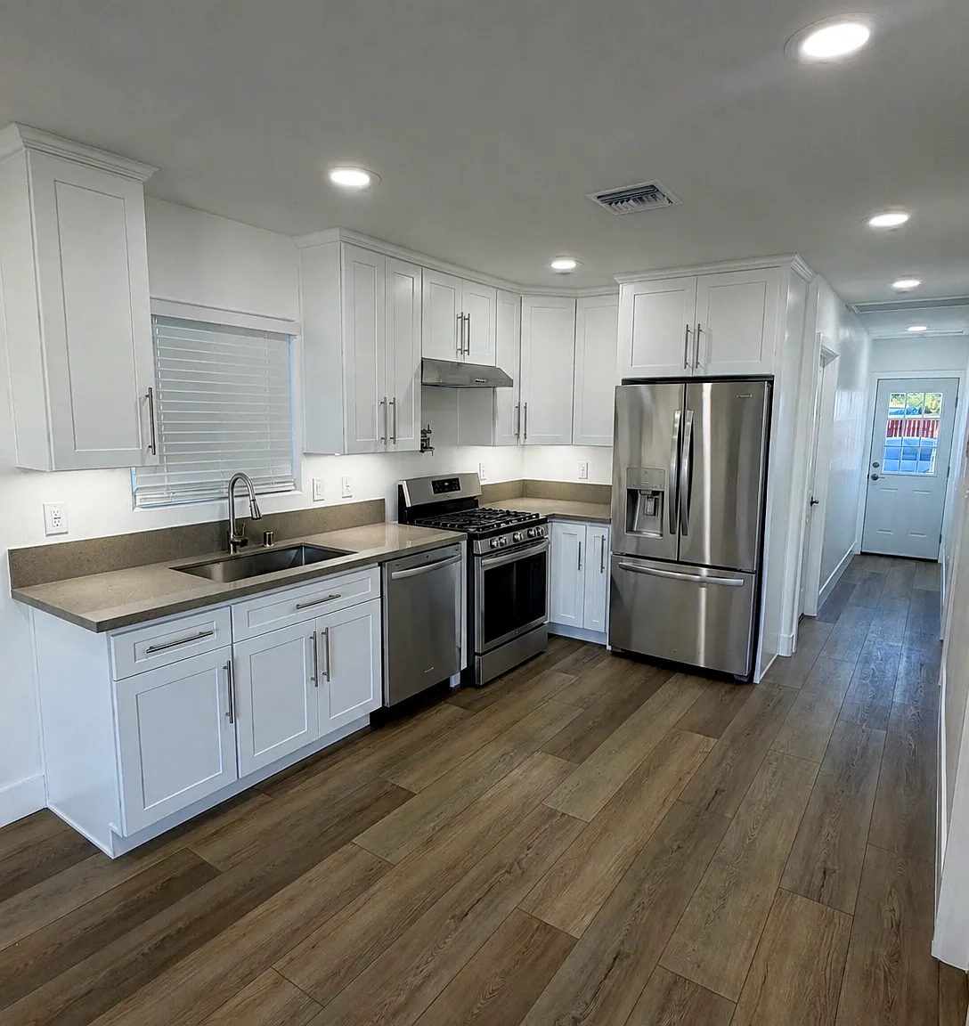 3 bed, 900 sqft, $3,500 — Photo 2