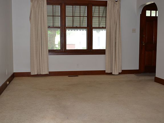 4th image of 823 S Walnut St