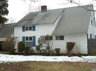 18 Tallow Ln, Levittown, NY 11756