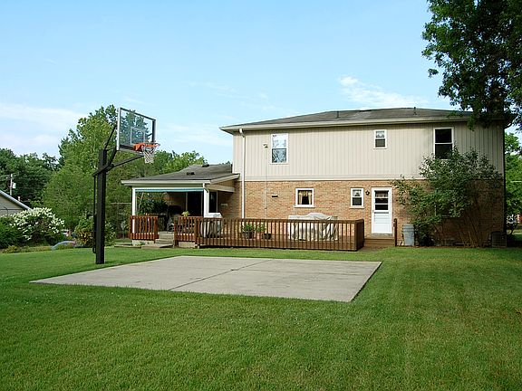 4th image of 495 Hilltop Ln