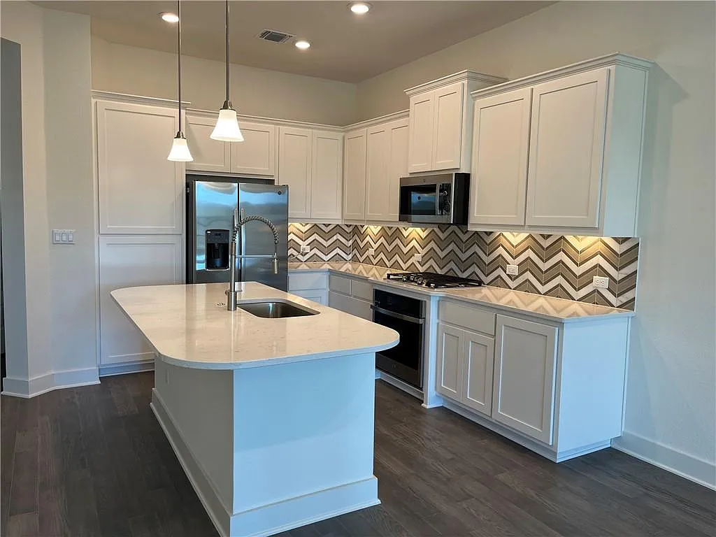 3 bed, 4.0 bath, 2490 sqft, $3,500 — Photo 2