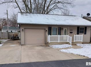 1402 Jill Dever Ln, Pekin, IL