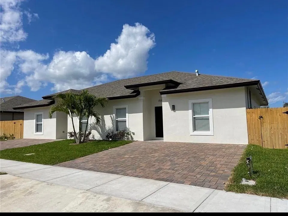 1530 W 26th Ct