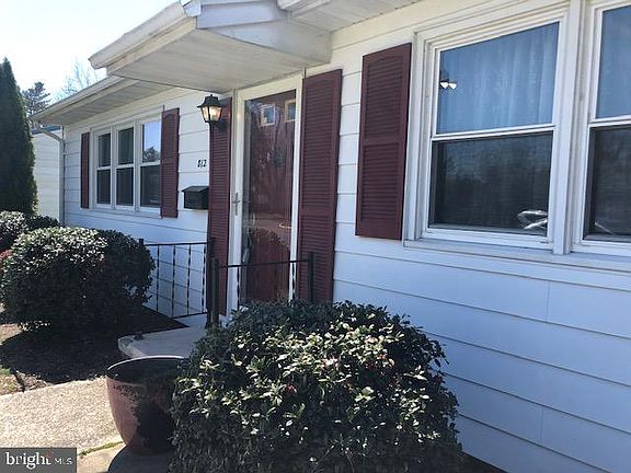3rd image of 812 W Ivy Dr