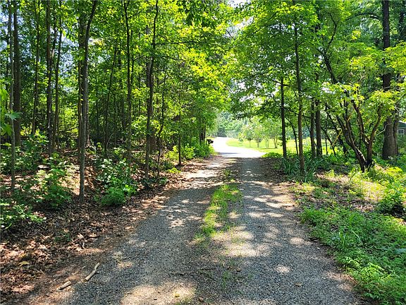 4th image of 306 Foxfire Rd