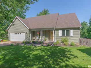 1932 Ashford Rd, Bettendorf, IA 52722