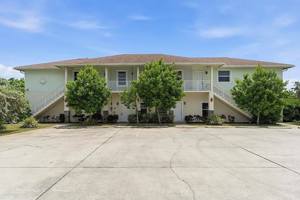 3 bed, 2.0 bath, 1400 sqft, $2,300 — Photo 1