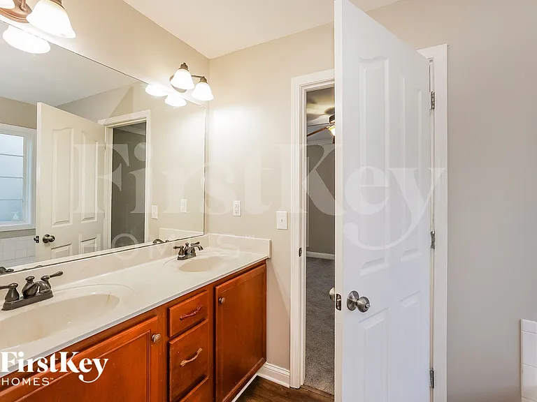 850 Samantha Ln — Photo 14