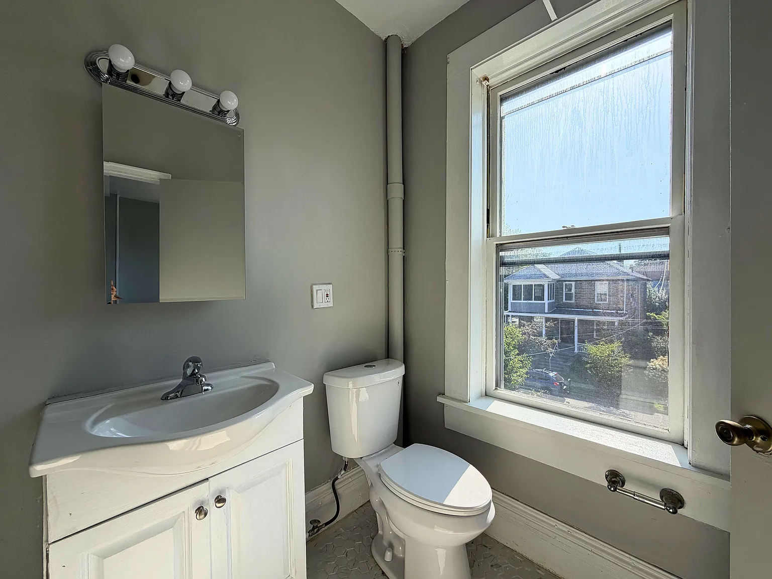 3 bed, 1300 sqft, $2,100 — Photo 3