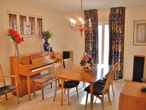 Bright dining room 