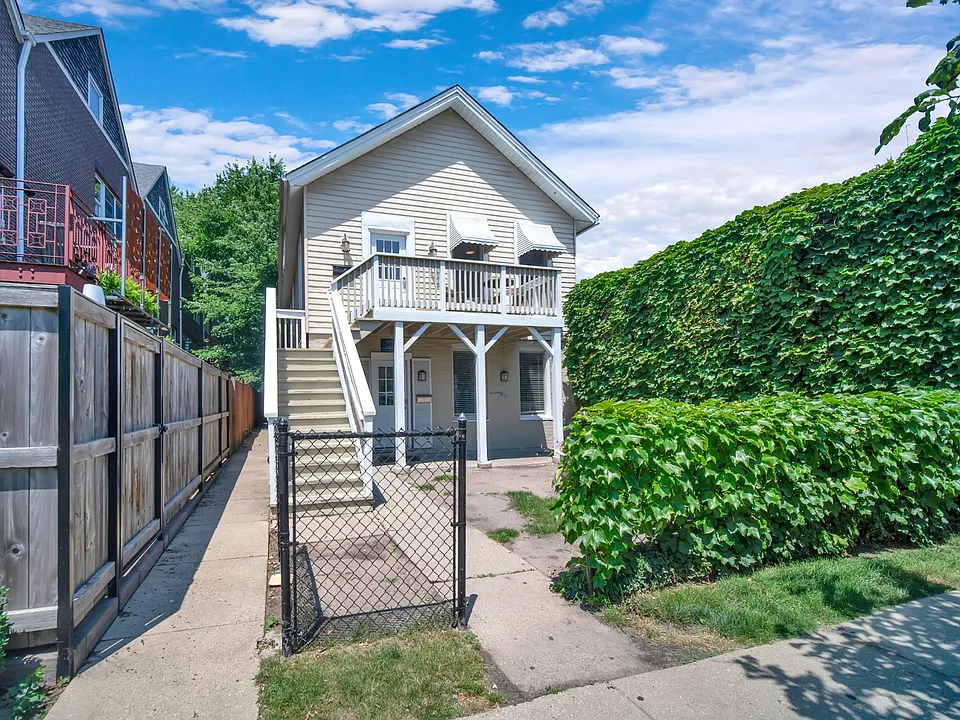 919 Foster St