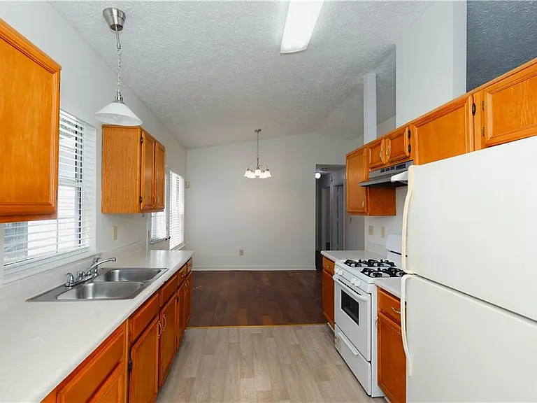 6560 Emerald Pointe Cir — Photo 5
