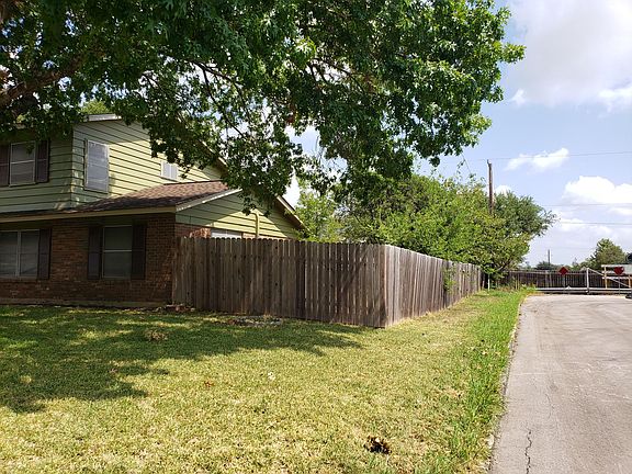 3rd image of 223 Downshire Dr