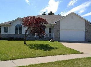 25 Pine Ct, Robins, IA 52328