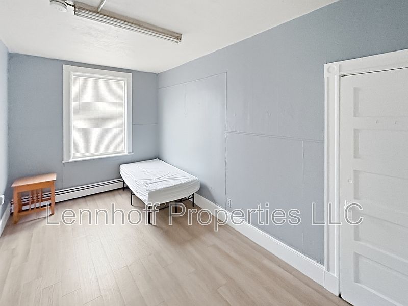 1st image of 32 Lawrence St Room 46