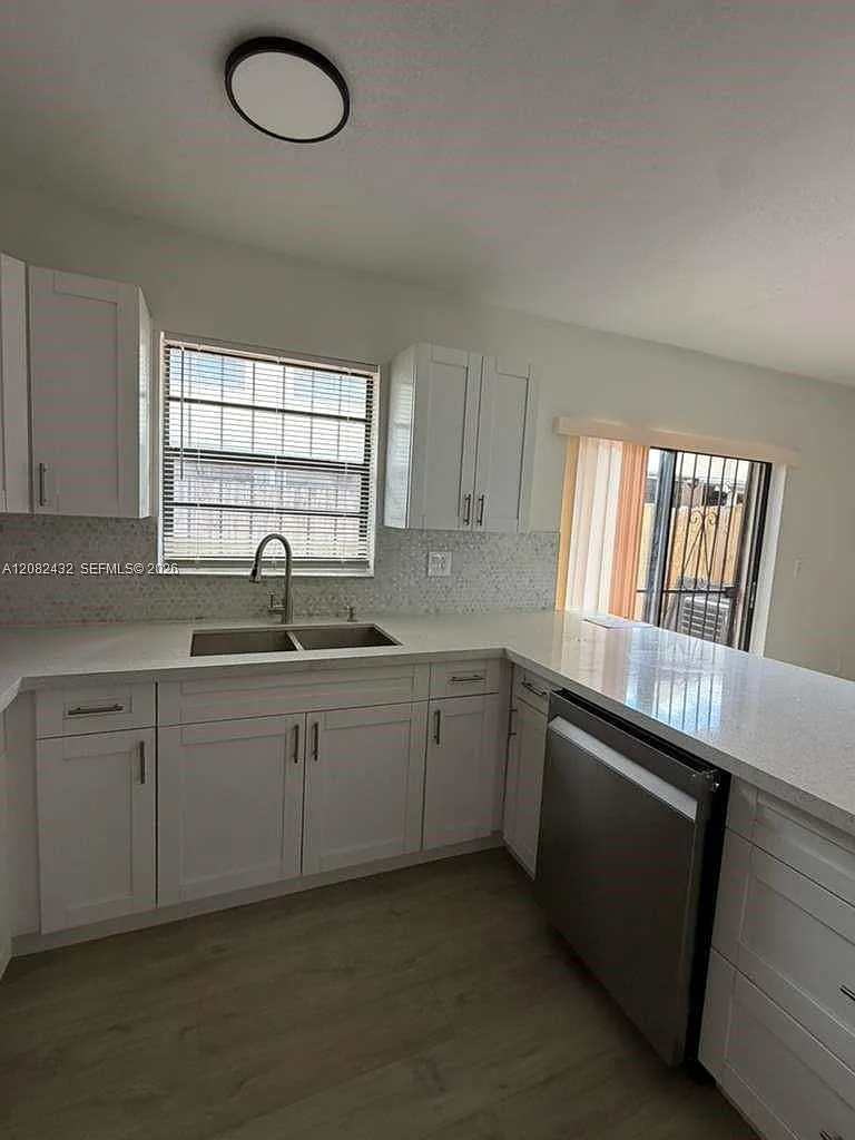 University Villas Condo — Photo 4
