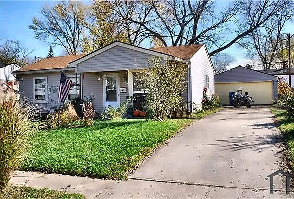3 bed, 988 sqft, $1,550 — Photo 1