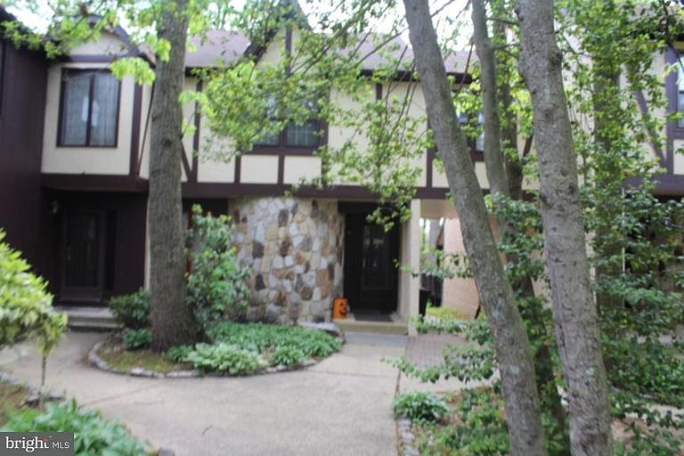 2nd image of 904 Burberry Ct