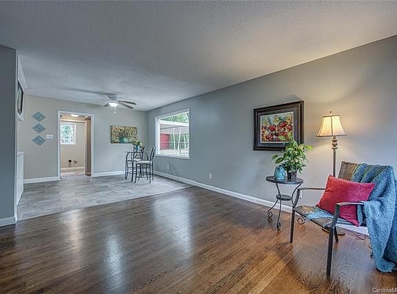 3rd image of 610 Park Ter