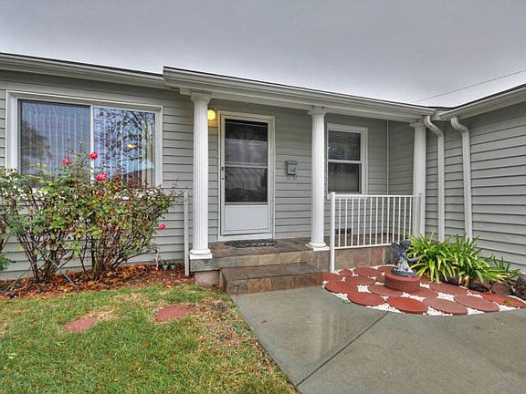 4th image of 2833 Cabrillo Ave
