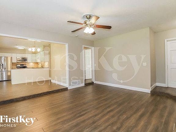 3rd image of 1005 Greenbriar Dr