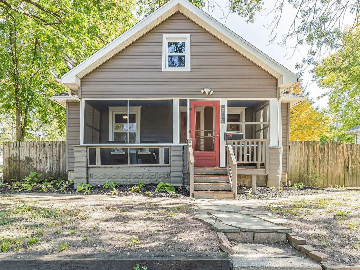 810 N Busey Ave photo 1