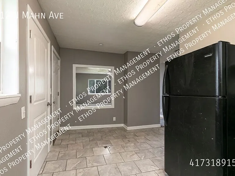512 N Mahn Ave — Photo 5