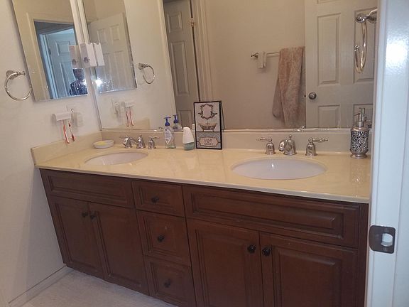 Dual sinks vanity