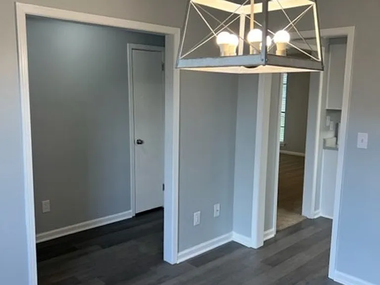 712 E Gardendale Dr — Photo 5