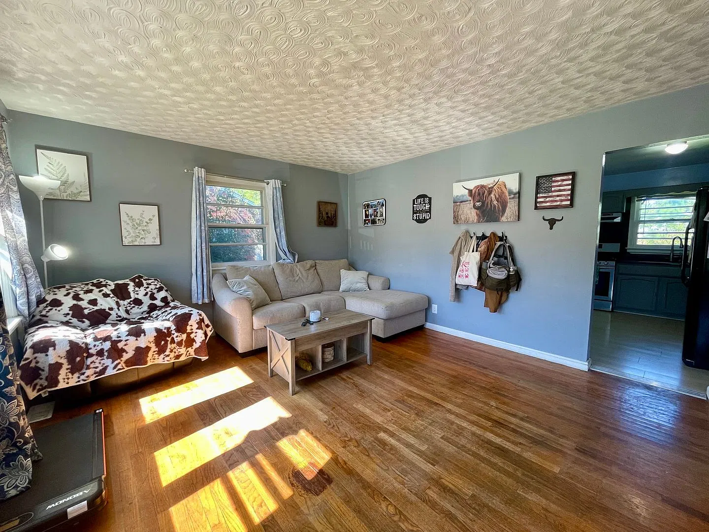 Cozy 3-Bedroom Home with Spacious Backyard — Photo 3
