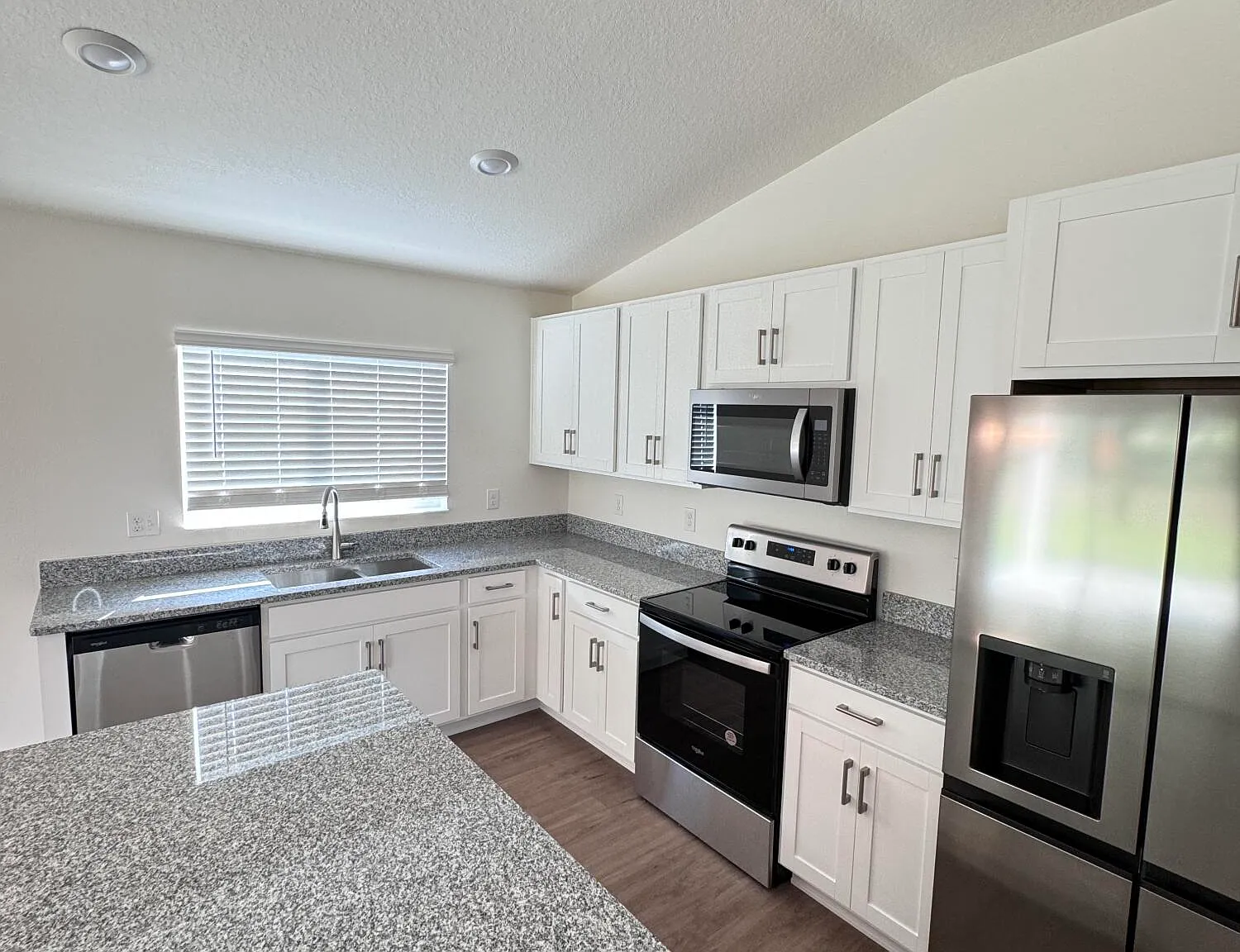 3 bed, 2.0 bath, 1701 sqft, $2,400 — Photo 4
