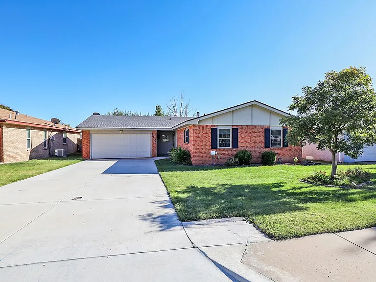 2905 Salem Dr — Photo 2