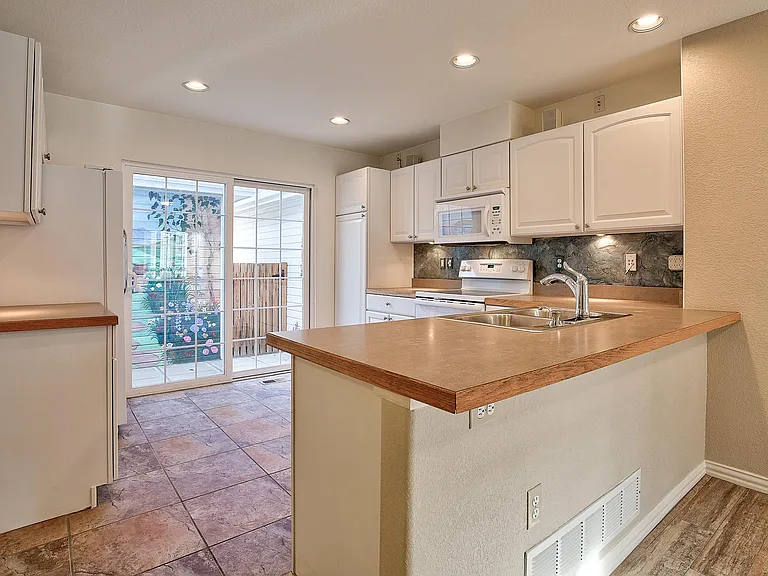 8300 Fairmount Dr — Photo 16