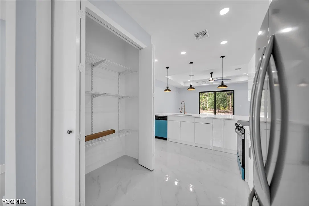4 bed, 2.0 bath, 1735 sqft, $2,300 — Photo 4