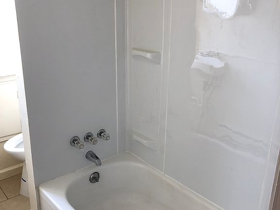 4th image of 222 E North St #5