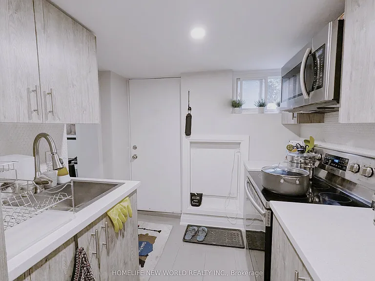 276 Montrose Ave #BASEMENT — Photo 2