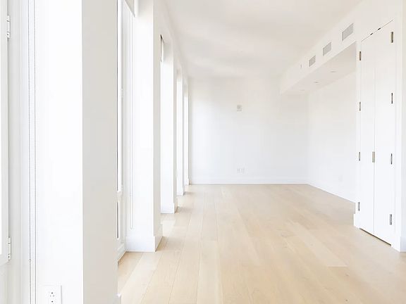 4th image of 15 W 61st St #22C