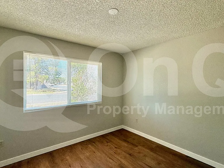 1040 W Yale Dr — Photo 11